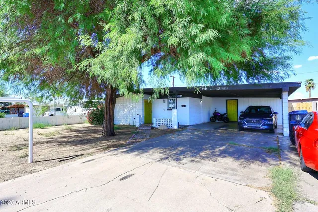 a view of a house with garage