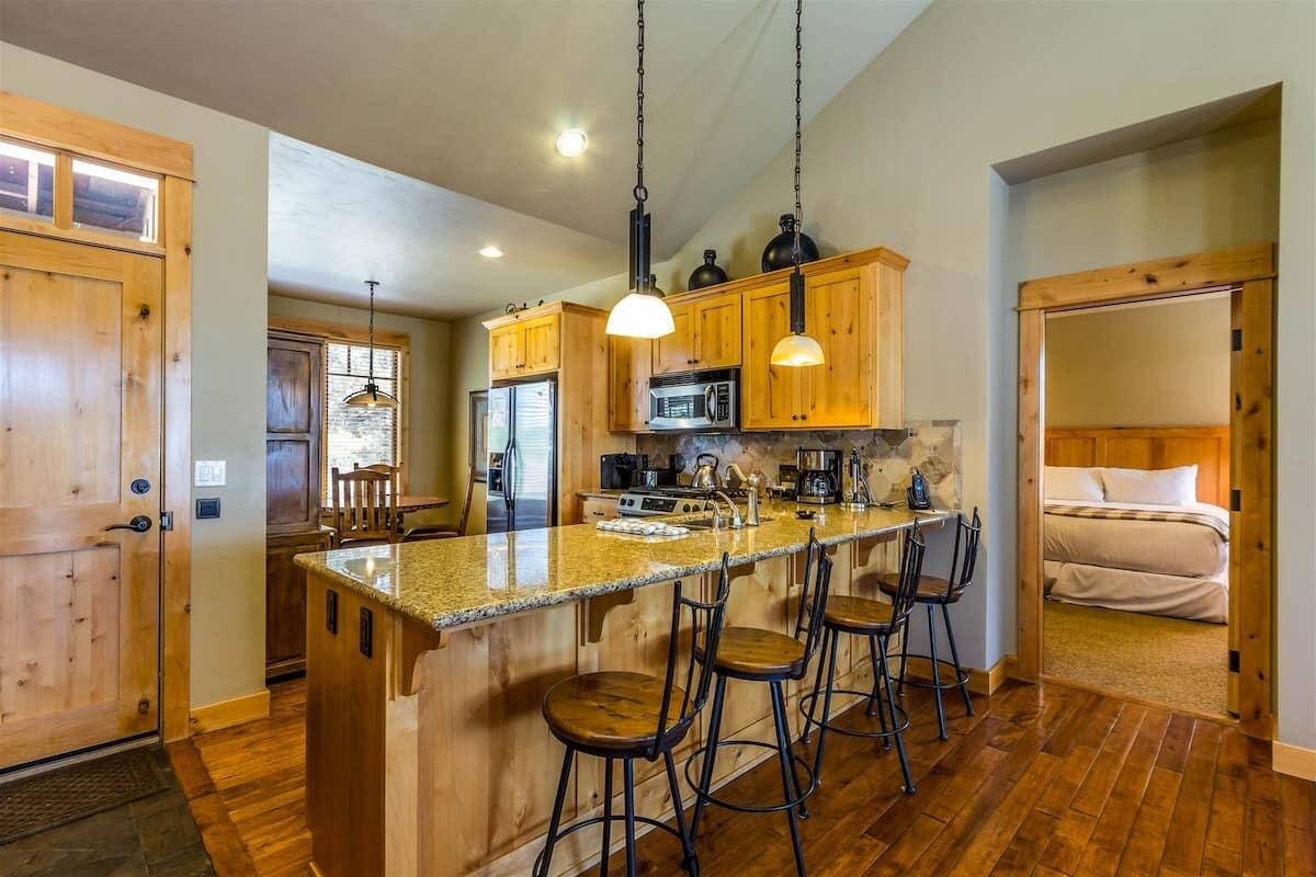 16779 Southwest Brasada Rnch Road, Unit 44 Powell Butte, OR 97753 - Photo 5 of 33 brasada bar eating