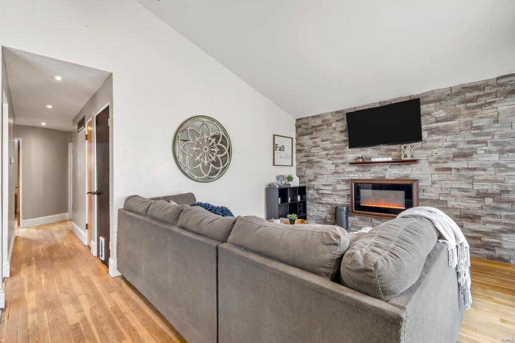 3716 Comstock Drive St. Louis, MO 63125 - Photo 3 of 35