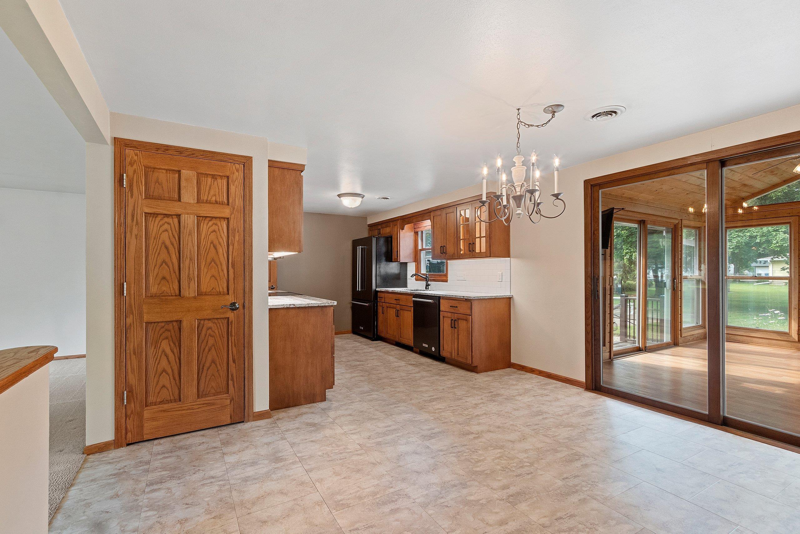1203 Valleyview Road Green Bay, WI 54304 - Photo 13 of 81