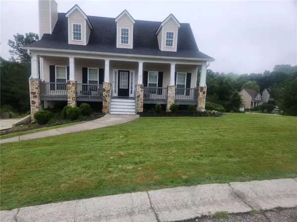 a view of house with a yard