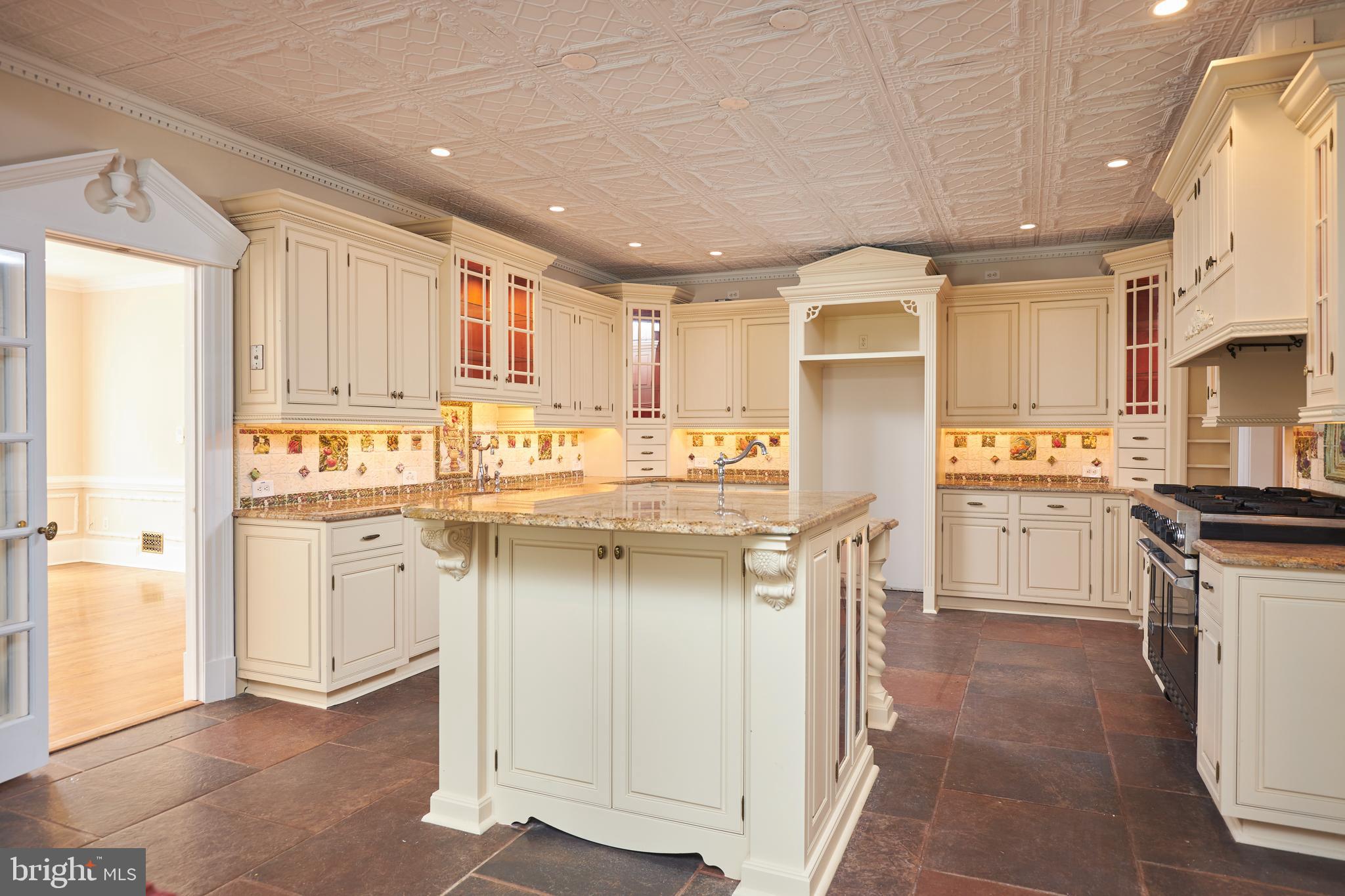 10304 Iron Gate Road Potomac, MD 20854 - Photo 17 of 39 Kitchen