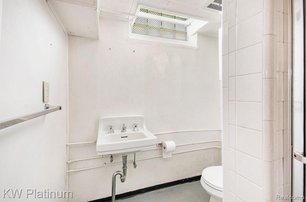 1855 Prestwick Road Grosse Pointe Woods, MI 48236 - Photo 12 of 21 Gallery Image 12