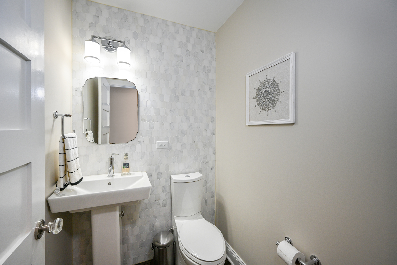 530 Anthony Street, Unit 530 Glen Ellyn, IL 60137 - Photo 11 of 25 a bathroom with a toilet sink and mirror