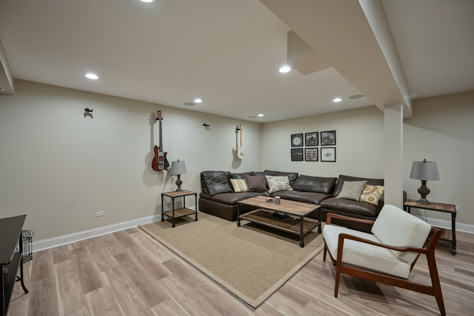 530 Anthony Street, Unit 530 Glen Ellyn, IL 60137 - Photo 18 of 25 a living room with furniture and a table