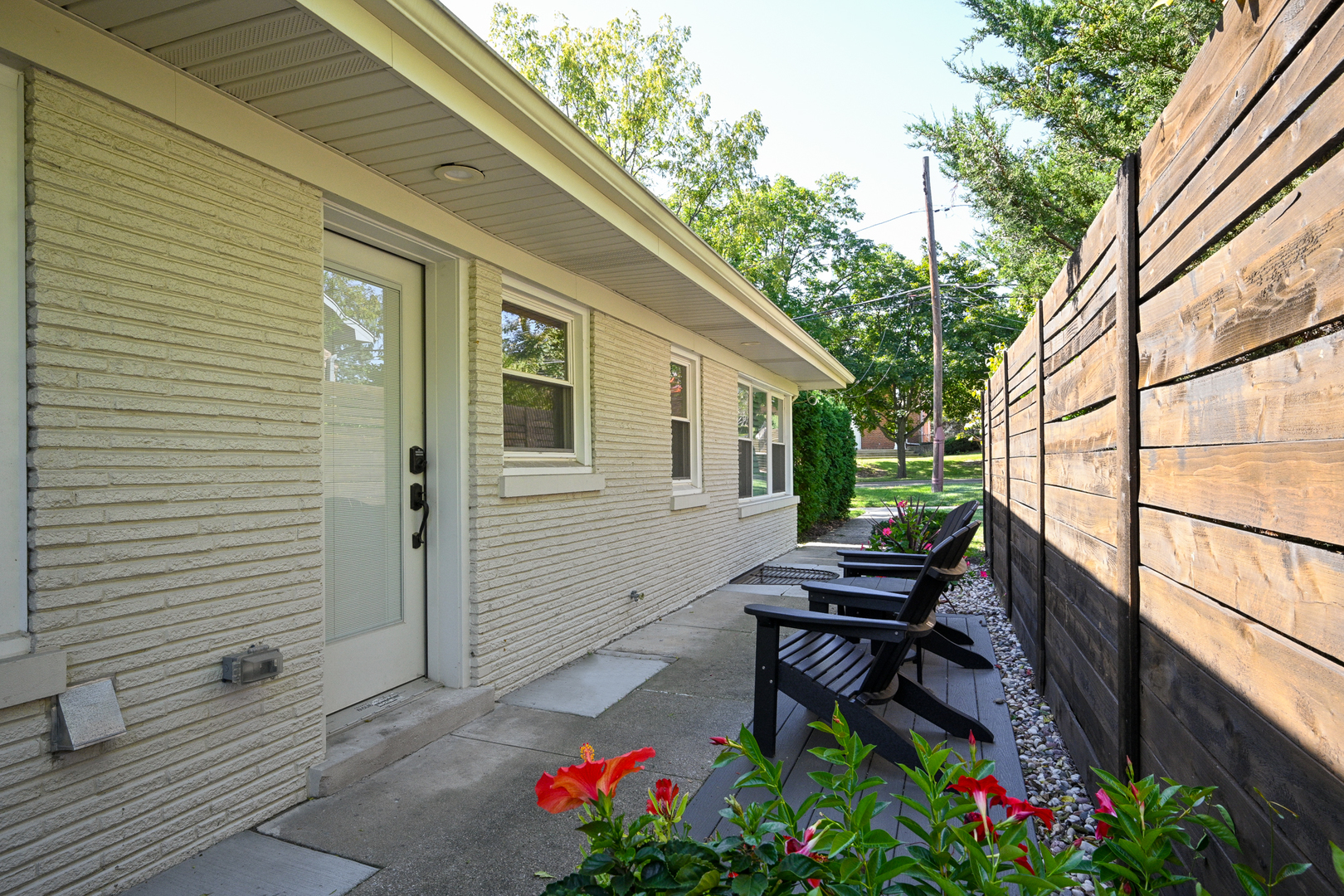 530 Anthony Street, Unit 530 Glen Ellyn, IL 60137 - Photo 20 of 25 a backyard of a house with seating space