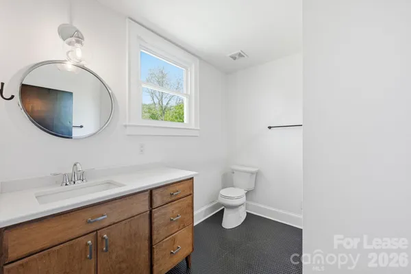 $2,100 | 335 East Sumner Street, Lincolnton, NC 28092