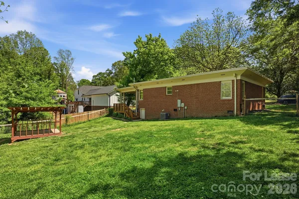 $2,100 | 335 East Sumner Street, Lincolnton, NC 28092