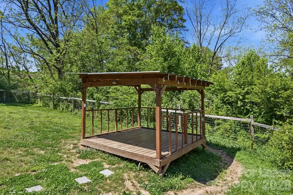 $2,100 | 335 East Sumner Street, Lincolnton, NC 28092