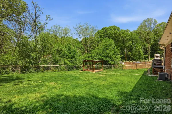 $2,100 | 335 East Sumner Street, Lincolnton, NC 28092