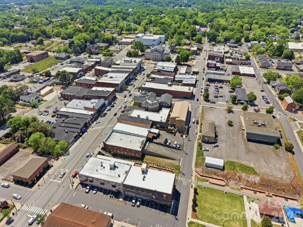 $2,100 | 335 East Sumner Street, Lincolnton, NC 28092