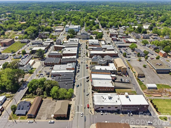 $2,100 | 335 East Sumner Street, Lincolnton, NC 28092