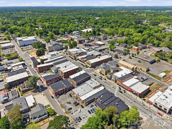 $2,100 | 335 East Sumner Street, Lincolnton, NC 28092