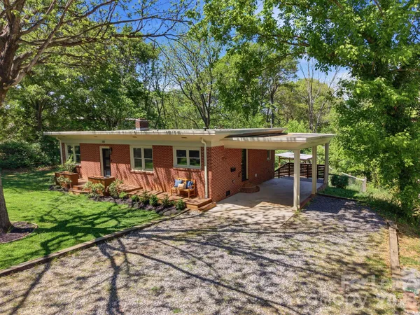 $2,100 | 335 East Sumner Street, Lincolnton, NC 28092