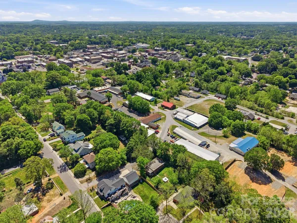 $2,100 | 335 East Sumner Street, Lincolnton, NC 28092