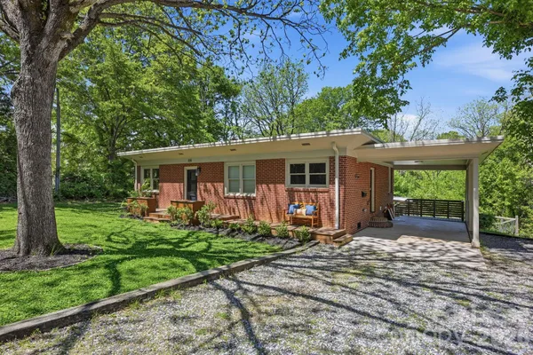 $2,100 | 335 East Sumner Street, Lincolnton, NC 28092