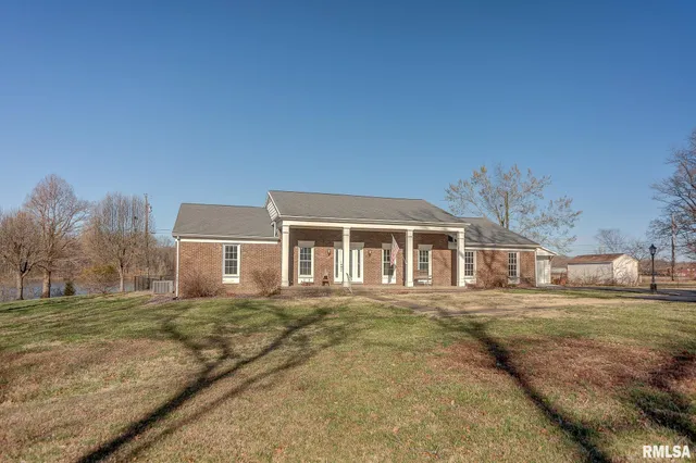 $365,000 | 333 North Lakeview Drive, Salem, IL 62881