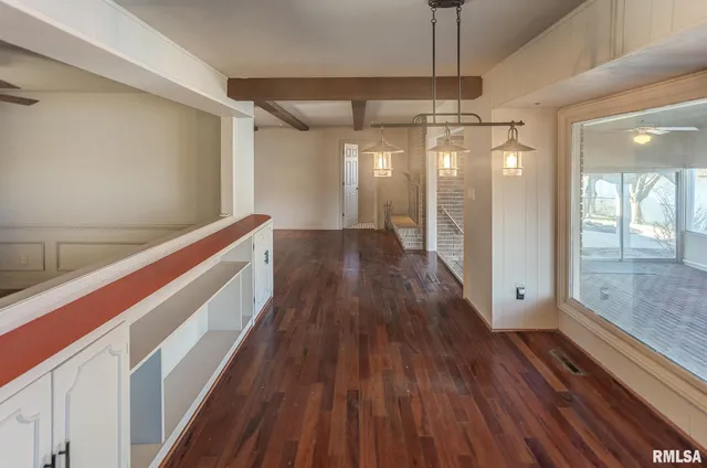 $365,000 | 333 North Lakeview Drive, Salem, IL 62881