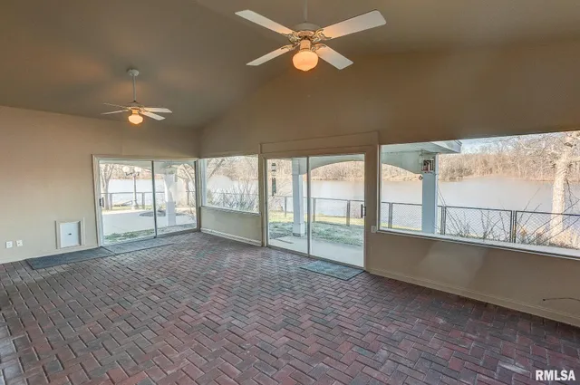 $365,000 | 333 North Lakeview Drive, Salem, IL 62881