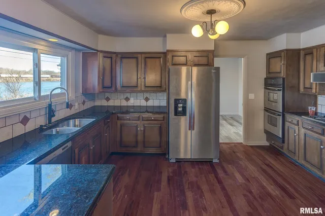 $365,000 | 333 North Lakeview Drive, Salem, IL 62881