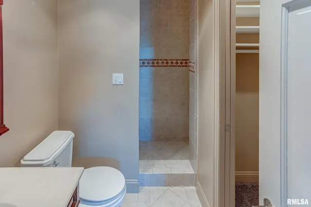 $365,000 | 333 North Lakeview Drive, Salem, IL 62881