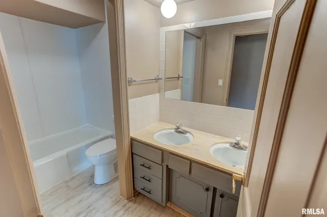 $365,000 | 333 North Lakeview Drive, Salem, IL 62881