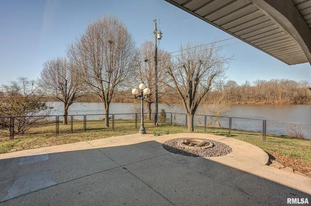 $365,000 | 333 North Lakeview Drive, Salem, IL 62881