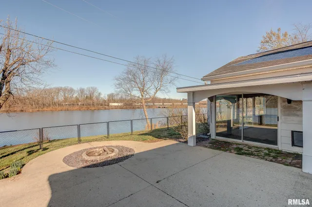 $365,000 | 333 North Lakeview Drive, Salem, IL 62881