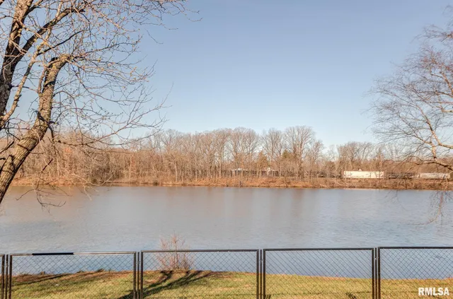 $365,000 | 333 North Lakeview Drive, Salem, IL 62881