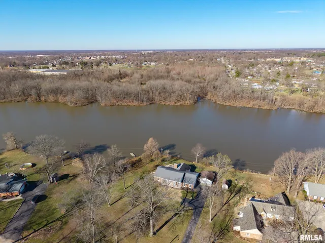 $365,000 | 333 North Lakeview Drive, Salem, IL 62881