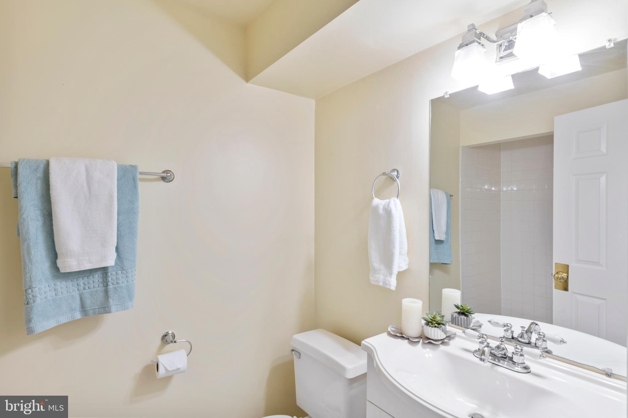 7850 Blue Gray Circle Manassas, VA 20109 - Photo 29 of 42 a bathroom with a sink vanity mirror and tub