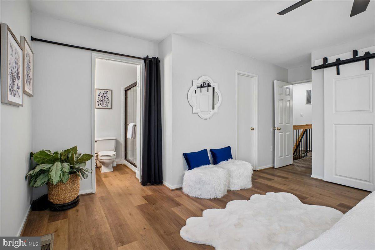 11514 Sunder Court Reston, VA 20190 - Photo 25 of 81 a living room with furniture and a potted plant