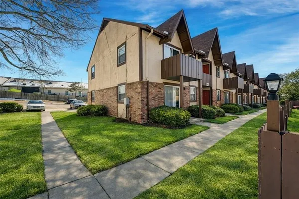 $158,500 | 6228 Robinson Street, Unit 4, Overland Park, KS 66202