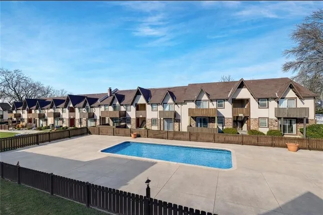 $168,500 | 6228 Robinson Street, Unit 4, Overland Park, KS 66202