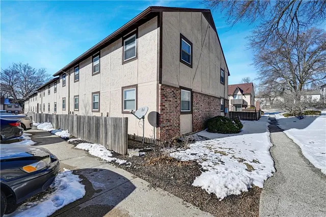 $168,500 | 6228 Robinson Street, Unit 4, Overland Park, KS 66202