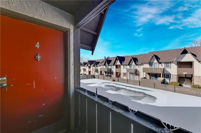 $168,500 | 6228 Robinson Street, Unit 4, Overland Park, KS 66202