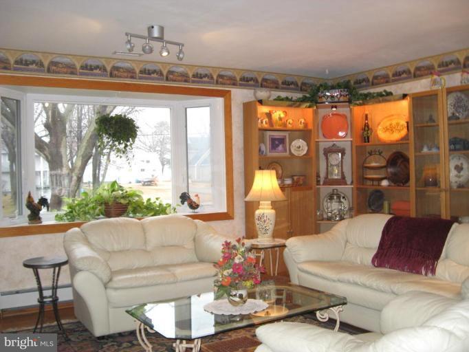 1127 River Bay Road Annapolis, MD 21409 - Photo 3 of 11 Living Room