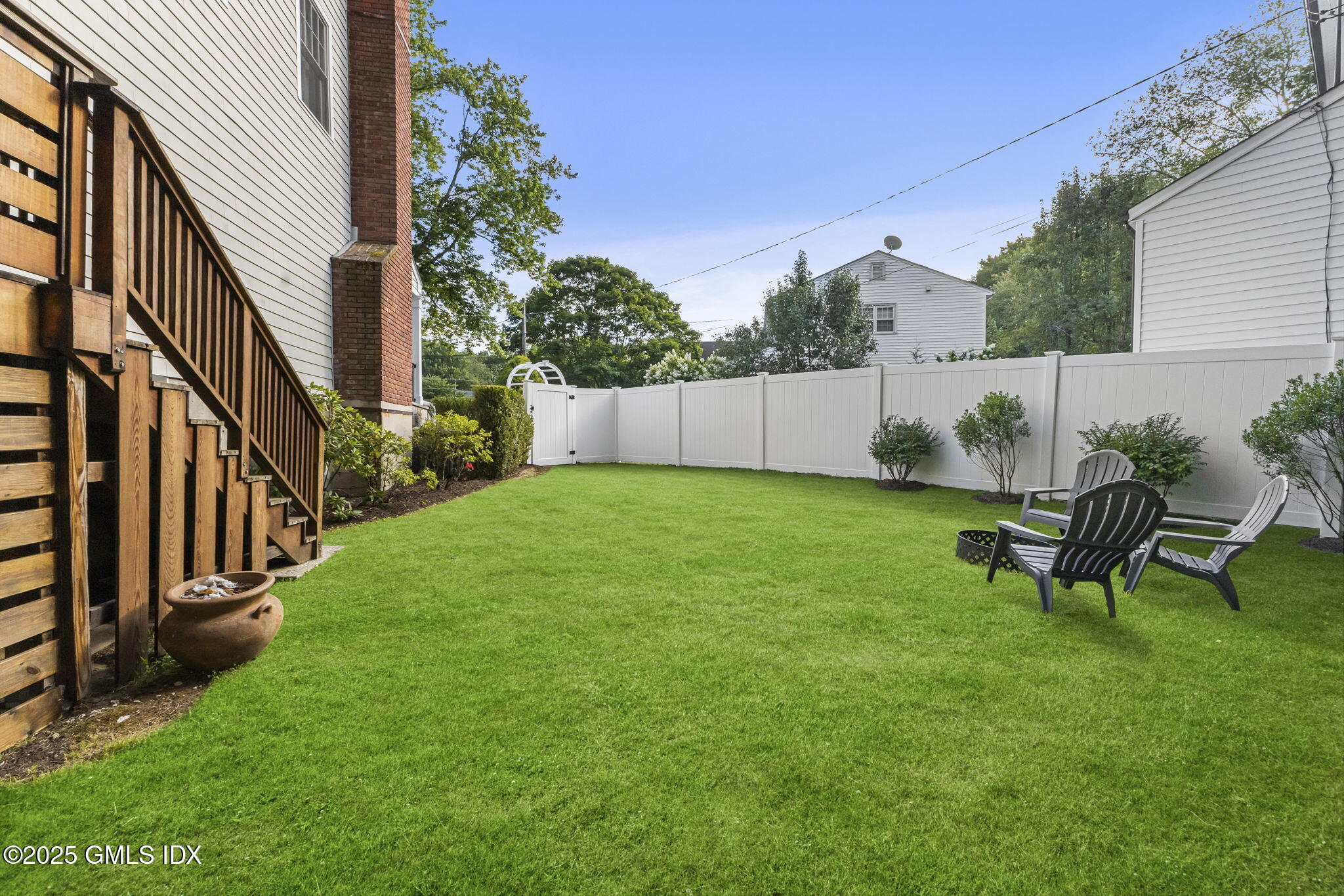 29 Griffith Road Riverside, CT 06878 - Photo 20 of 25 a view of a backyard with a table and chairs