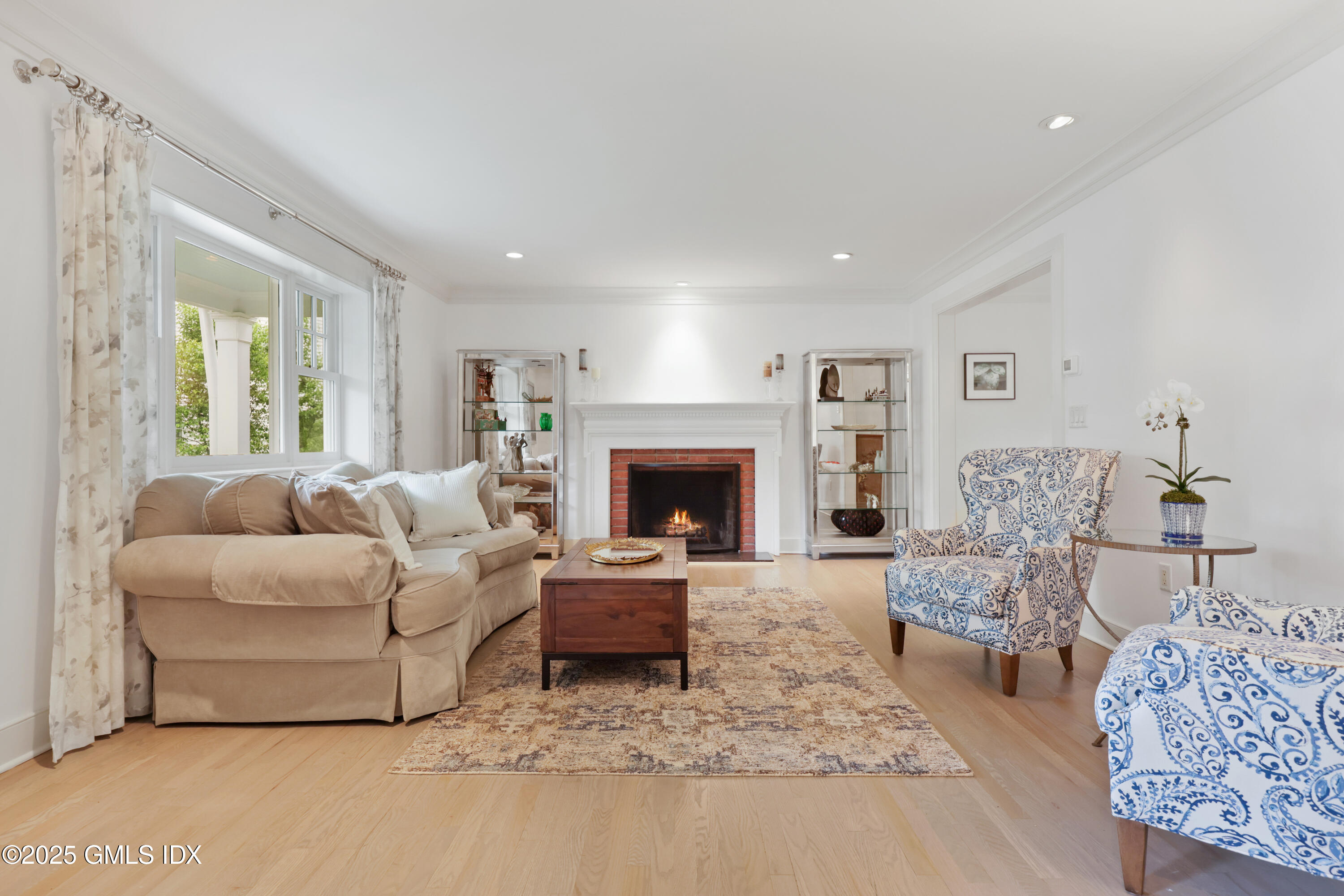 29 Griffith Road Riverside, CT 06878 - Photo 4 of 25 a living room with furniture and a fireplace