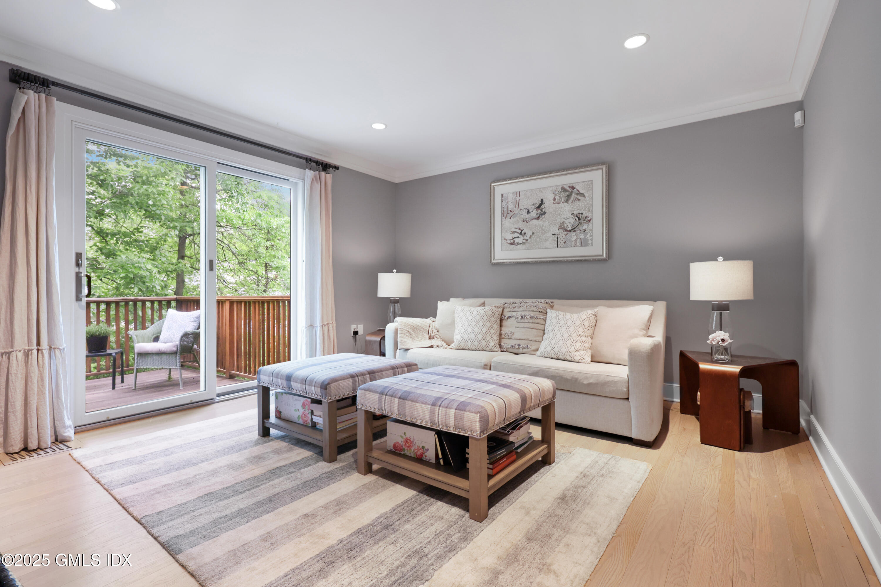 29 Griffith Road Riverside, CT 06878 - Photo 10 of 25 a bedroom with a large bed and a large window