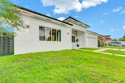 a view of a house with backyard and garden