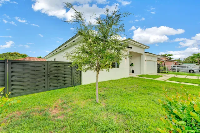 a view of a house with a yard