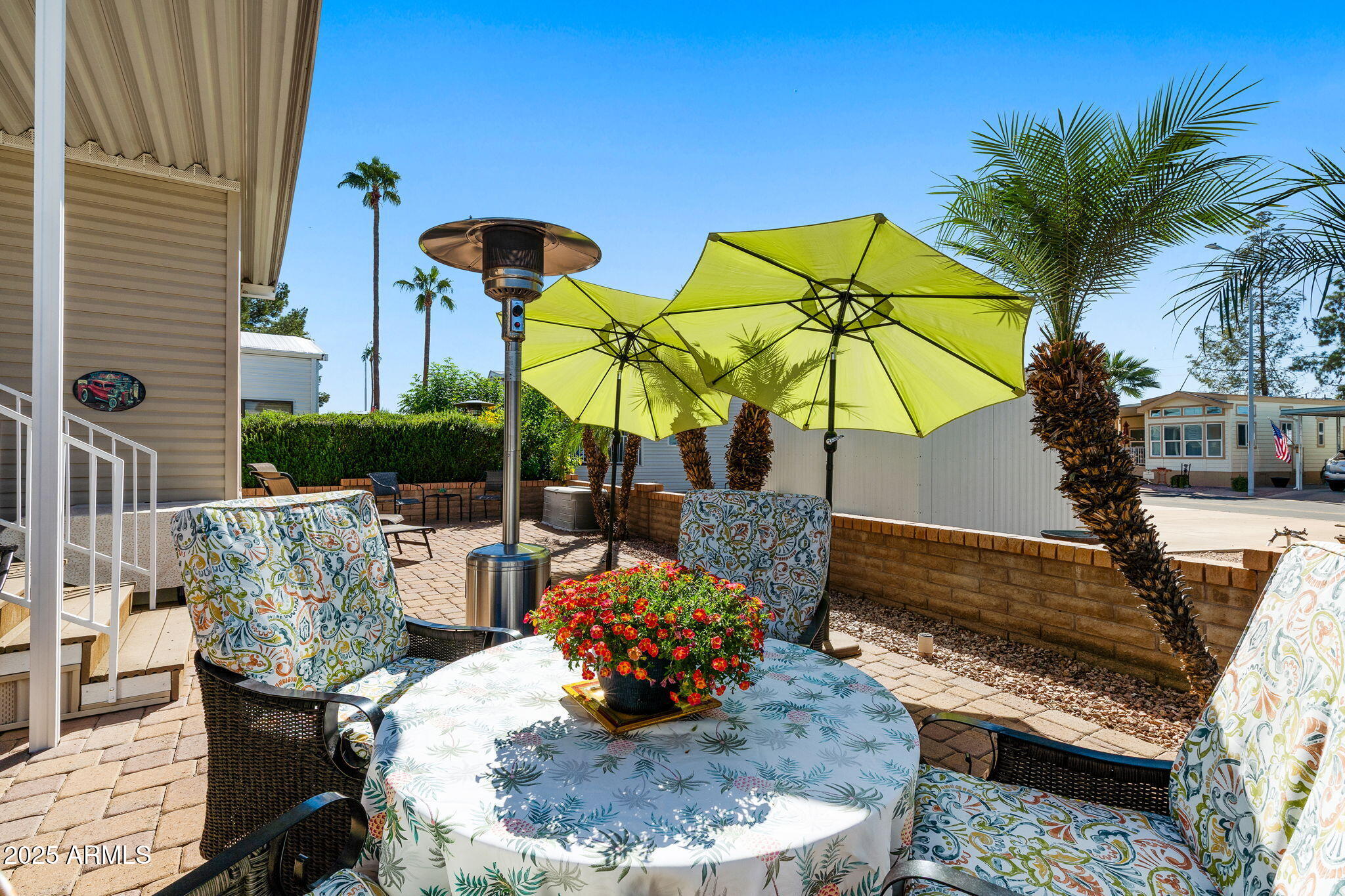111 South Greenfield Road, Unit 588 Mesa, AZ 85206 - Photo 14 of 16 a view of a chairs and table in backyard