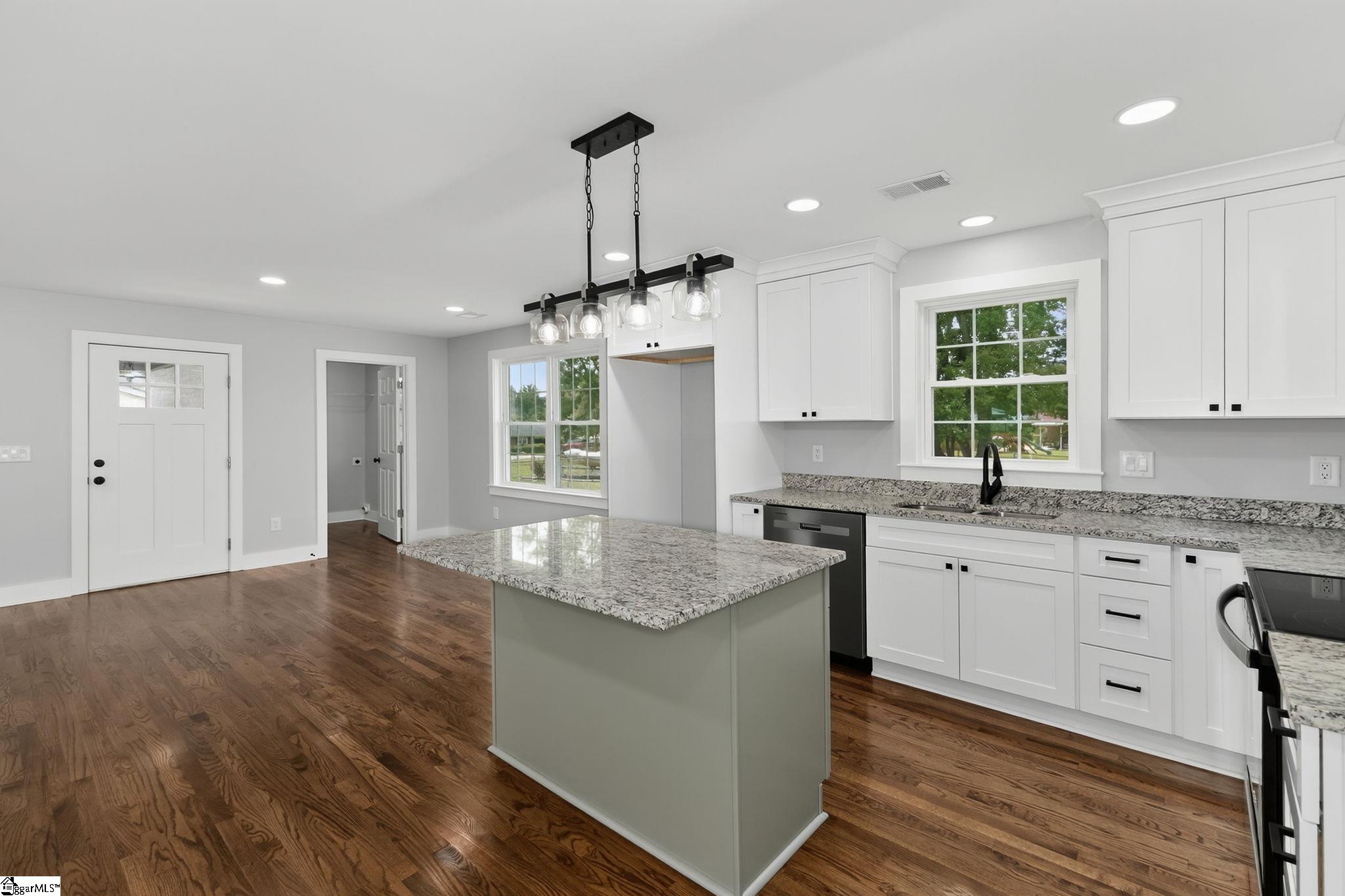 203 Montgomery Street Laurens, SC 29360 - Photo 13 of 32