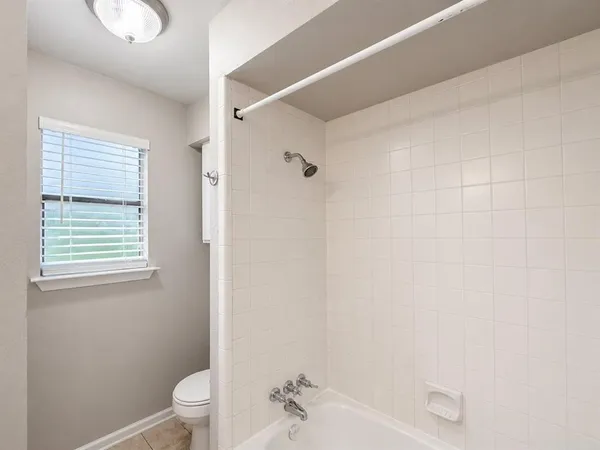 $1,895 | 921 West Rochelle Road, Irving, TX 75062