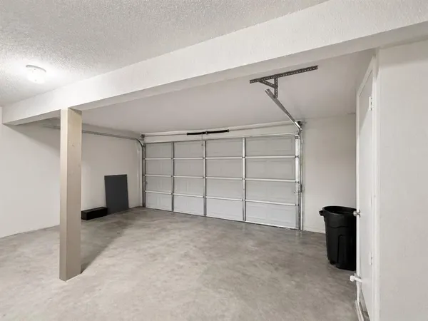 $1,895 | 921 West Rochelle Road, Irving, TX 75062