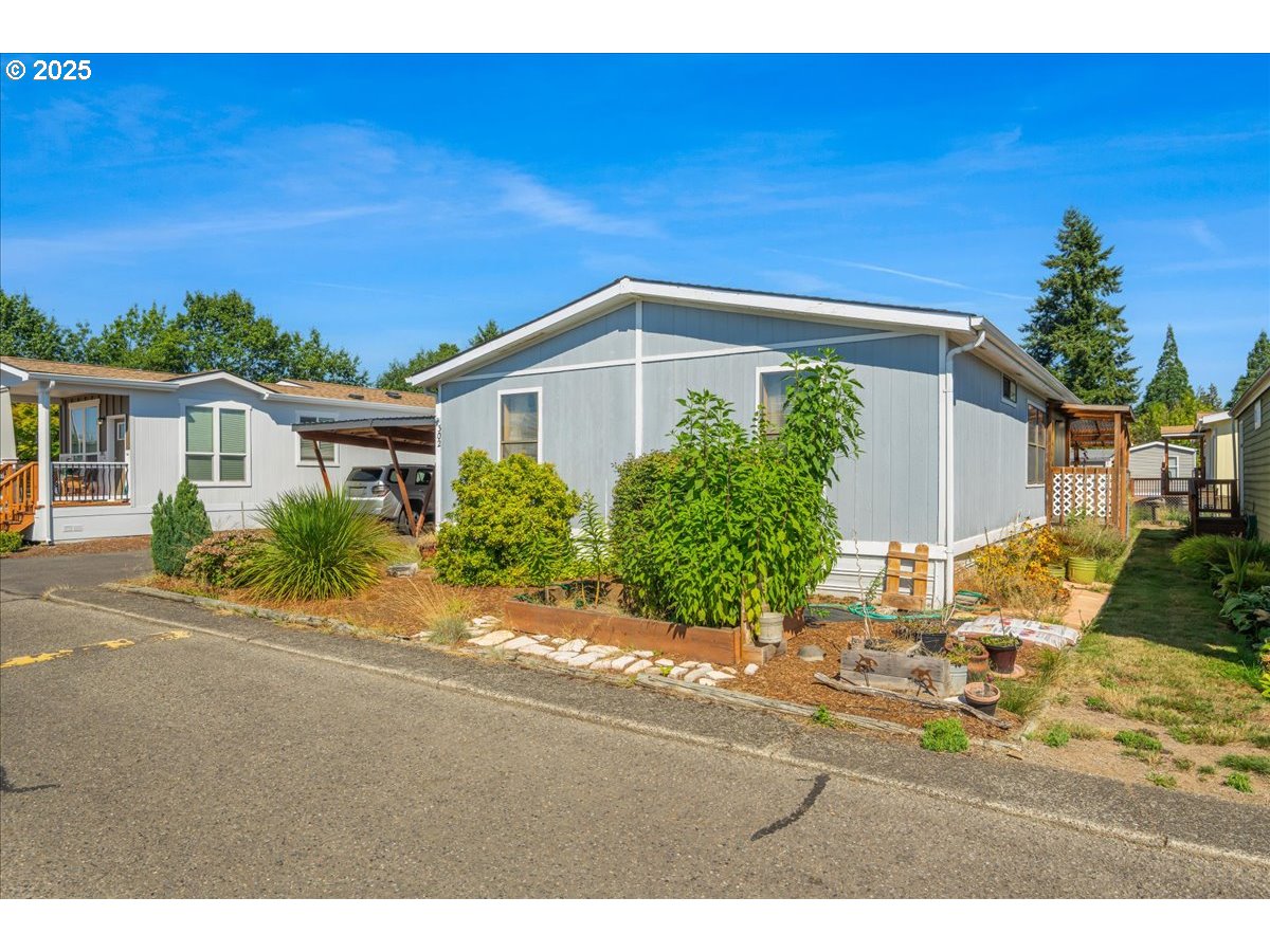 300 Southwest 7th Avenue, Unit 302 Battle Ground, WA 98604 - Photo 4 of 41 a front view of a house with a yard