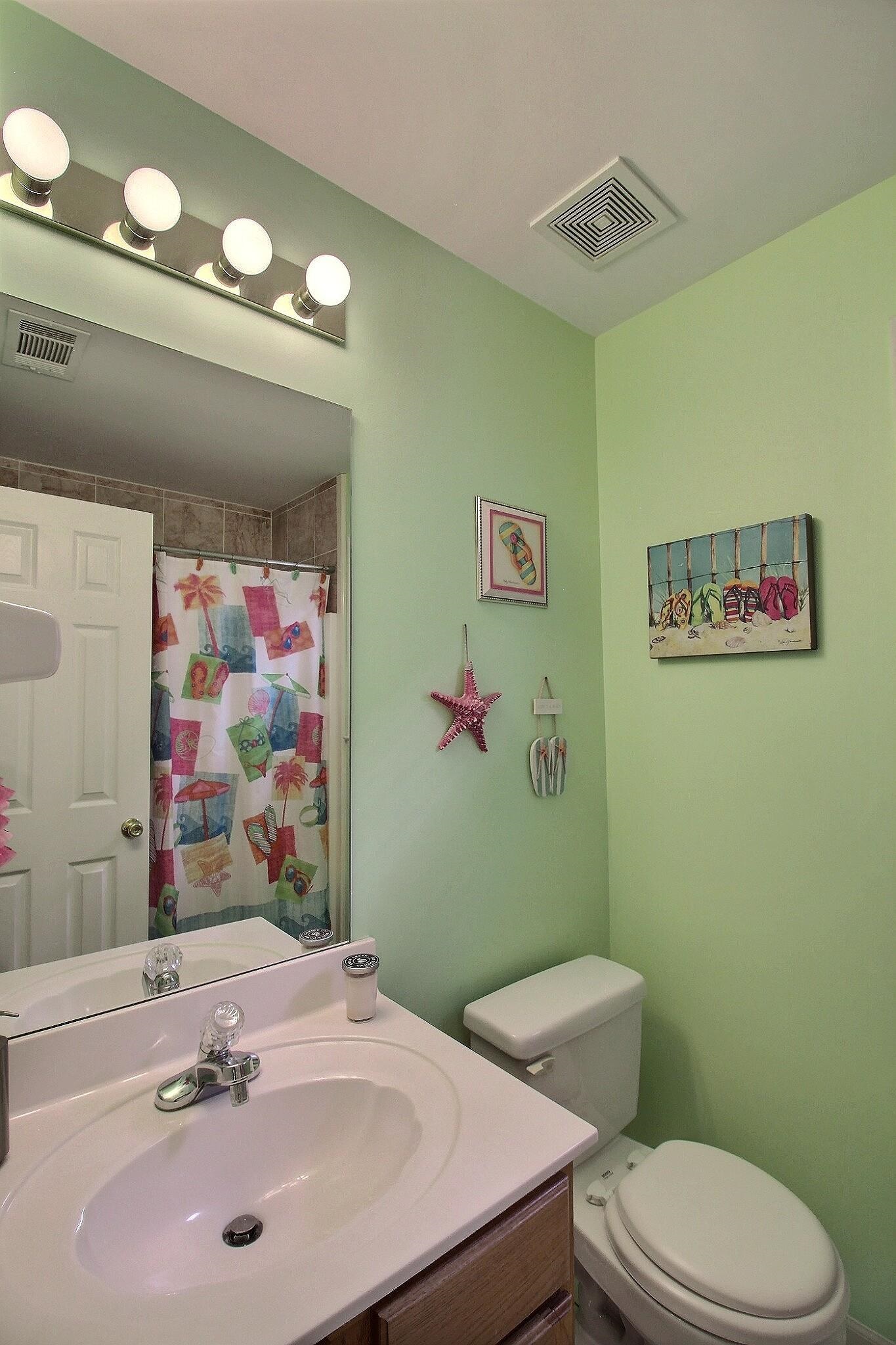 4530 Park Ridge Parkway Collierville, TN 38017 - Photo 19 of 27 a bathroom with a sink mirror and toilet