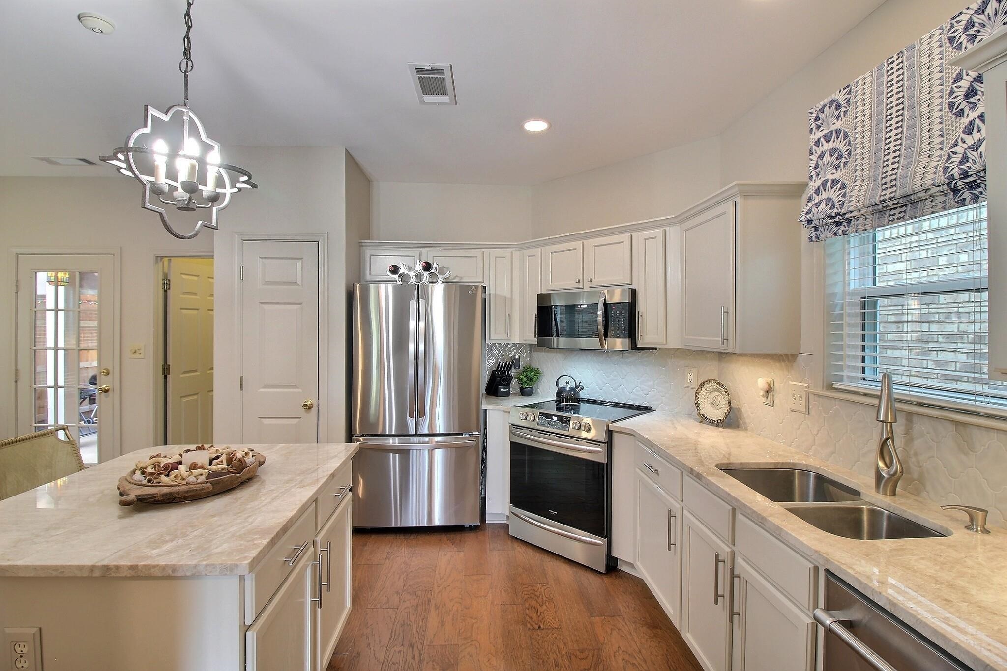4530 Park Ridge Parkway Collierville, TN 38017 - Photo 10 of 27 a kitchen with stainless steel appliances granite countertop a sink refrigerator stove and microwave
