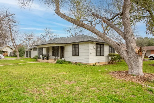 $2,100 | 803 Peach Street, Seguin, TX 78155